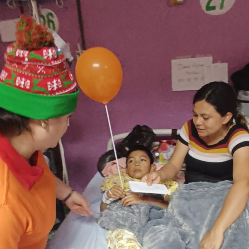 CLÍNICA DE SONRISAS: Visitas a hospitales y comunidades donde la violencia y el dolor afectan a las personas, llevando palabras de fe, consuelo espiritual y amor.
