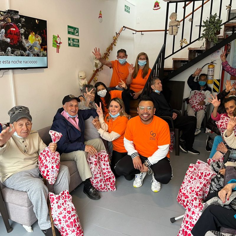 UNA MANO AMIGA:
Una de las personas más olvidadas de la sociedad son nuestros abuelitos. Queremos que ellos se sientan especiales con nuestros voluntarios que mes a mes los visitan para darles unas onces, compartir con ellos y por medio de algunos implementos suplir sus necesidades básicas.